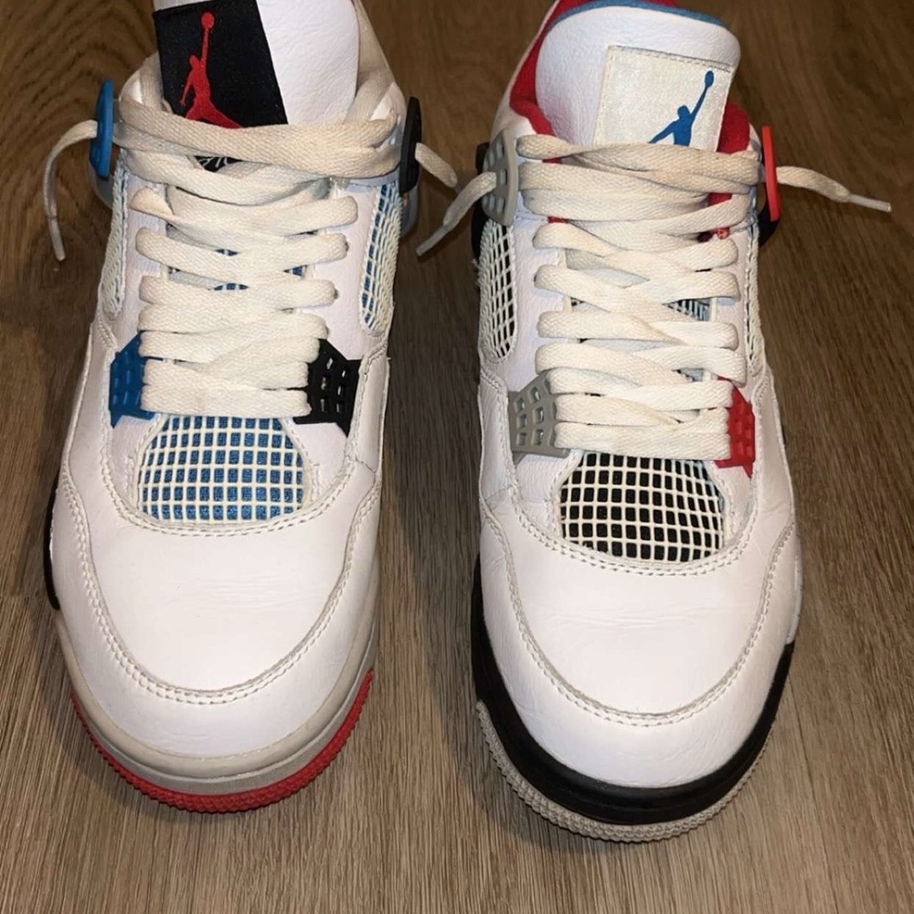 Nine Jordan 4